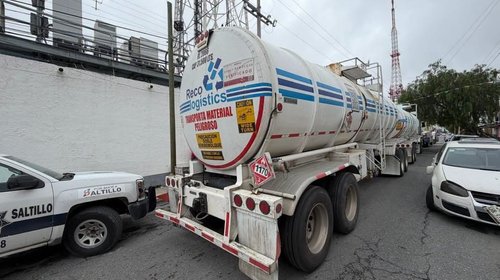 Evacúan 150 personas por riesgo de volcadura de pipa en Saltillo
