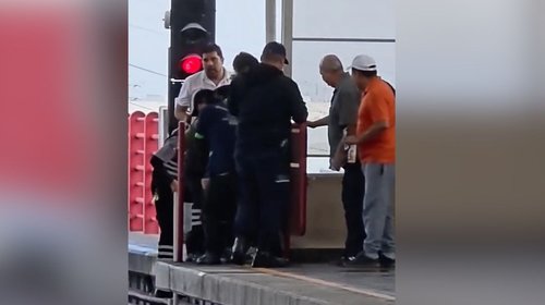 Usuarios y personal de Metrorrey rescatan a hombre en el Metro