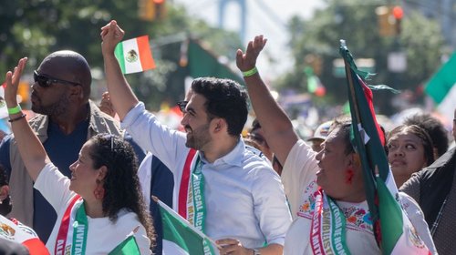 Asiste alcalde de NY a desfile por la Independencia de México