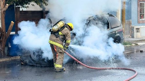 Camioneta queda destruida por incendio en Ramos Arizpe, Coahuila