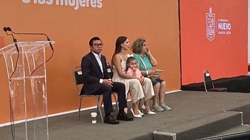 Reparten 2,500 tarjetas de apoyo a mujeres del norte de Monterrey