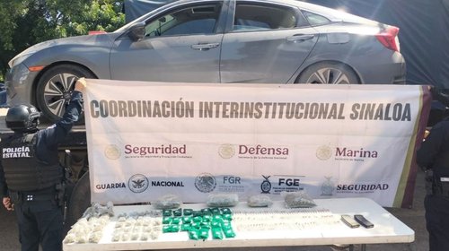 Decomisan droga y municiones en coche abandonado en Sinaloa