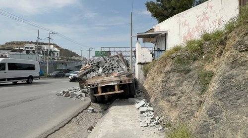 Deja daños camión materialista al quedarse sin frenos en Saltillo