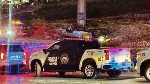 Muere mujer tras volcadura de camioneta en San Pedro