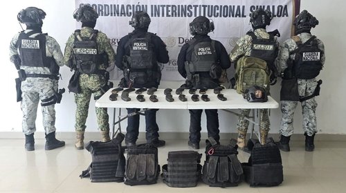 Aseguran armas y equipo balístico en zona rural de Mazatlán
