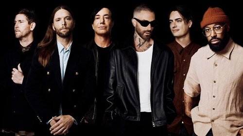 Conquista Adam Levine a fanáticos con emotivo concierto