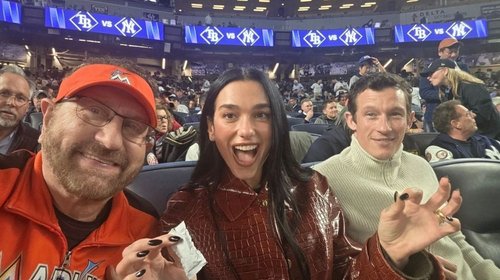 Pasa desapercibida Dua Lipa ante icónico fan de las gradas
