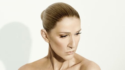 Sufre Céline Dion inesperada caída en concierto de París