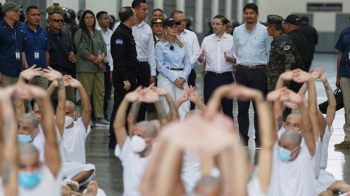 Recorre presidenta de Costa Rica megapenal en El Salvador