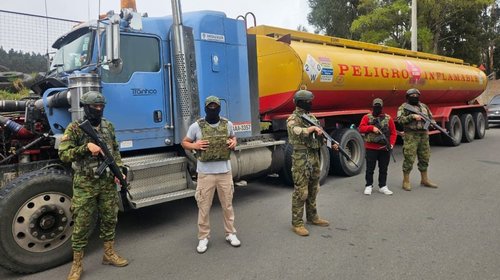 Aseguran tráiler con diésel de contrabando en Ecuador