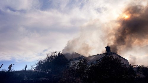 Combaten bomberos incendio forestal en el sur de California