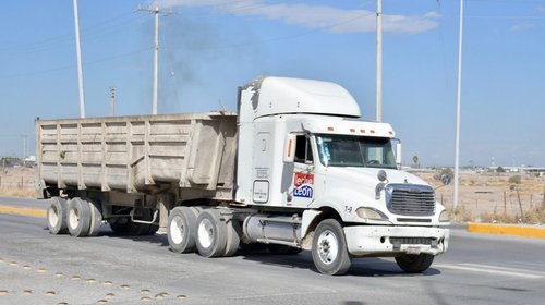 Más de 5 mil camiones van a paro indefinido en Coahuila