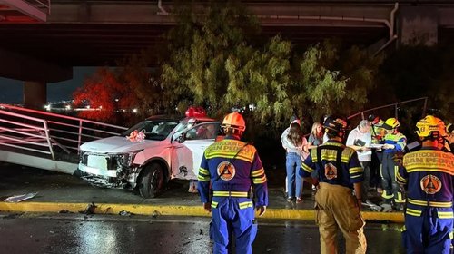 Derrapa menor en camioneta y causa choque en San Pedro