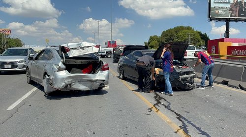 Choca conductor contra autos detenidos en un puente