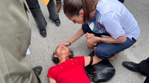 Claudia Sheinbaum auxilia a mujer desmayada en San Luis