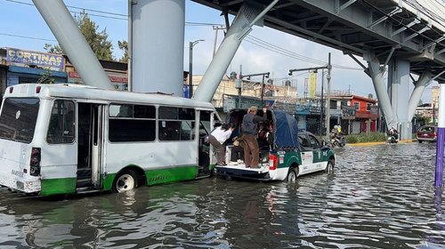 Apoya Policía a ciudadanos tras inundaciones en Iztapalapa