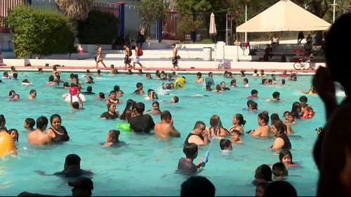 Buscan sofocar calor regio y despiden las vacaciones con chapuzón
