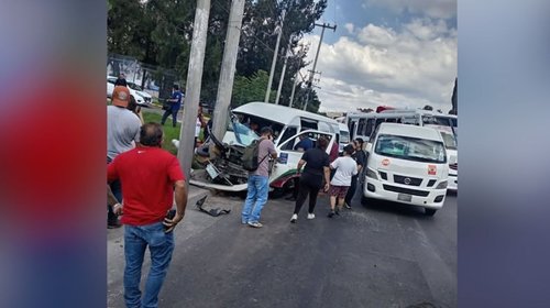 Quedan atrapados dos pasajeros tras choque en autopista