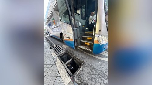 Alertan por alcantarilla sin tapa en el Centro de Monterrey
