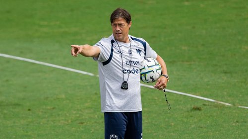 Técnicos de Rayados viven un ‘maleficio’ en el Clásico Regio