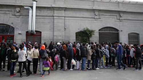 UE acuerda enviar migrantes rechazados a “centros de retorno”