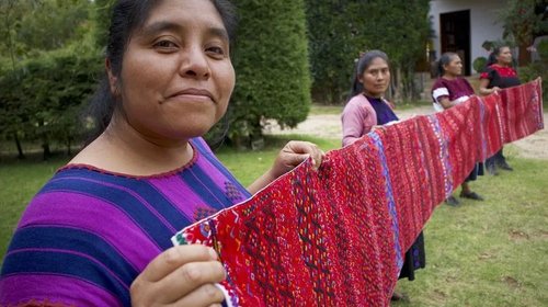 Documentan 208 símbolos textiles de mujeres tsotsiles