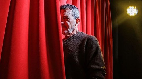 Defiende Antonio Banderas al teatro como refugio ante la IA