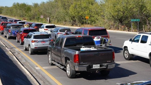 small_Paisanos_generan_kilometricas_filas_en_su_retorno_a_EUA_3f4dfaaa42