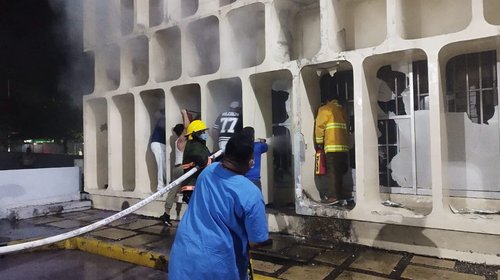 Incendio consume farmacia del IMSS en Veracruz; no hay lesionados