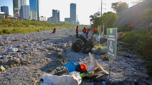 Retiran_60_toneladas_de_residuos_sobre_Rio_Santa_Catarina_en_2025_5dc5447a24