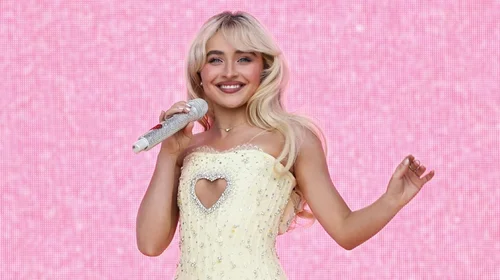 Sabrina_Carpenter_in_stage_659ff57e83