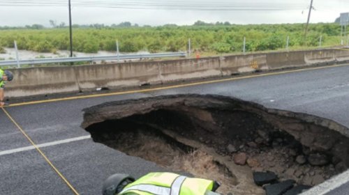 Se_forma_gran_socavon_en_Michoacan_cierran_vialidad_97f8546f3f