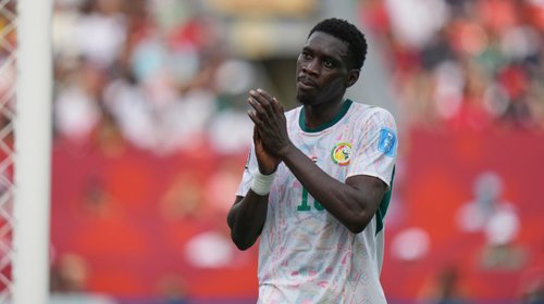 Senegal humilla a Irak y prende 'velitas' para pasar como tercero