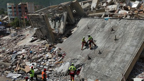 Nuevo temblor en Venezuela mientras continúan los rescates