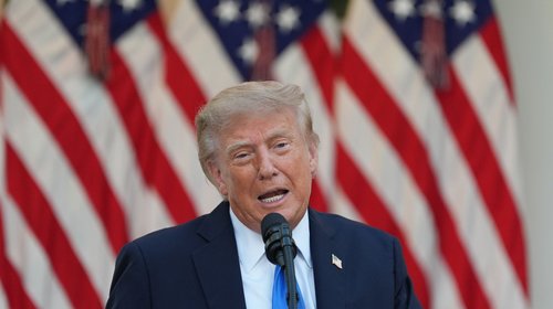 Jueza frena intento de Trump contra ciudadanía por nacimiento