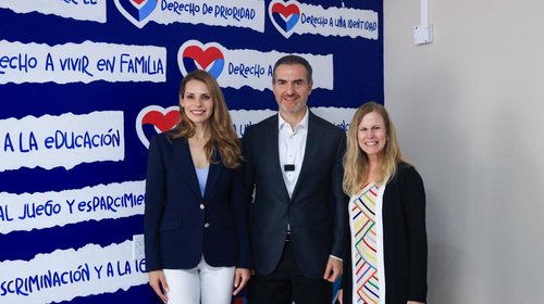 Cónsul de EU visita espacio para menores en Monterrey