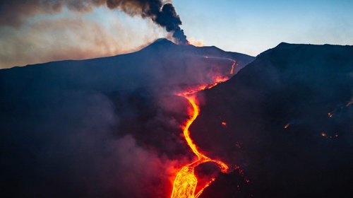 Volcán Etna obliga a cerrar aeropuerto en Italia