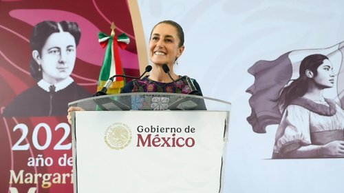 Sheinbaum entrega apoyos a jóvenes durante gira en Veracruz