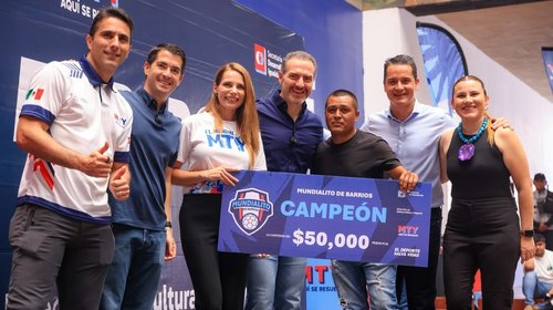 Premia Adrián a ganadores de torneo municipal de futbol