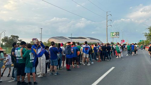 Sale caravana japonesa rumbo al Estadio Monterrey 