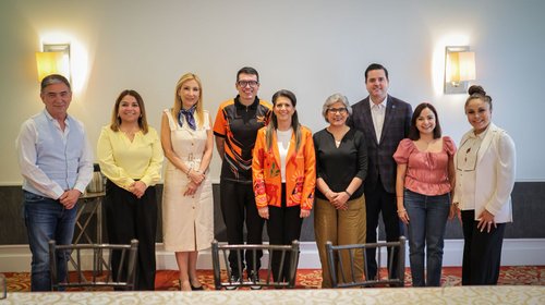 Reúne MC a sus cartas por Monterrey convocadas por Martha Herrera