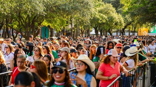 Lleno total por Grupo Firme: cierran acceso al Fan Festival
