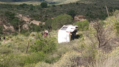 Volcadura de autobús deja 15 trabajadores lesionados