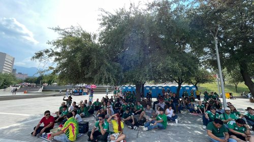 Regios buscan sombra ante intenso calor previo a encuentro