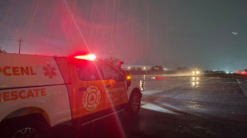 Lluvias dejan daños menores y apagones en Nuevo León