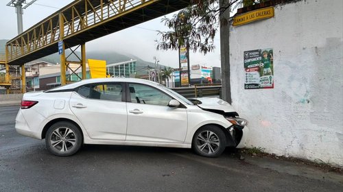 Choca contra barda tras derrapar por lluvia en Carretera Nacional