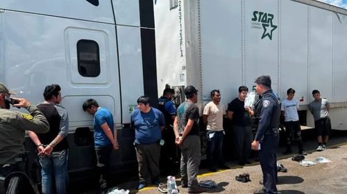 Localizan tráiler abandonado con migrantes en Donna, Texas