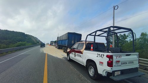 Derrame de maíz provoca cierre parcial en carretera de Tamaulipas
