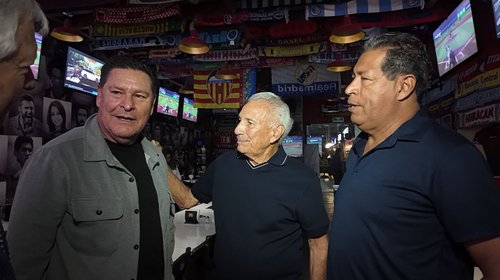 'Zurdo' Flores Barrera presenta su libro tras 30 años retirado