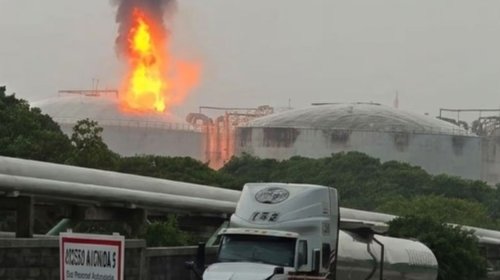 Tormenta provoca incendio en terminal de Pemex en Veracruz